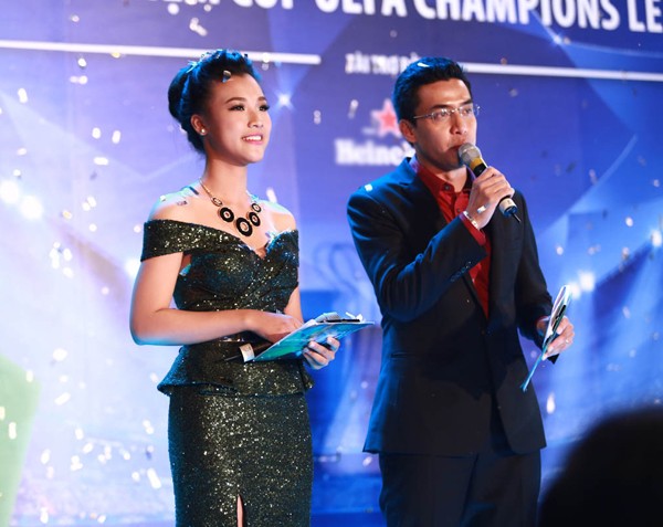 Á hậu Hoàng Oanh gợi cảm đón Van Nistelrooy - ảnh 8